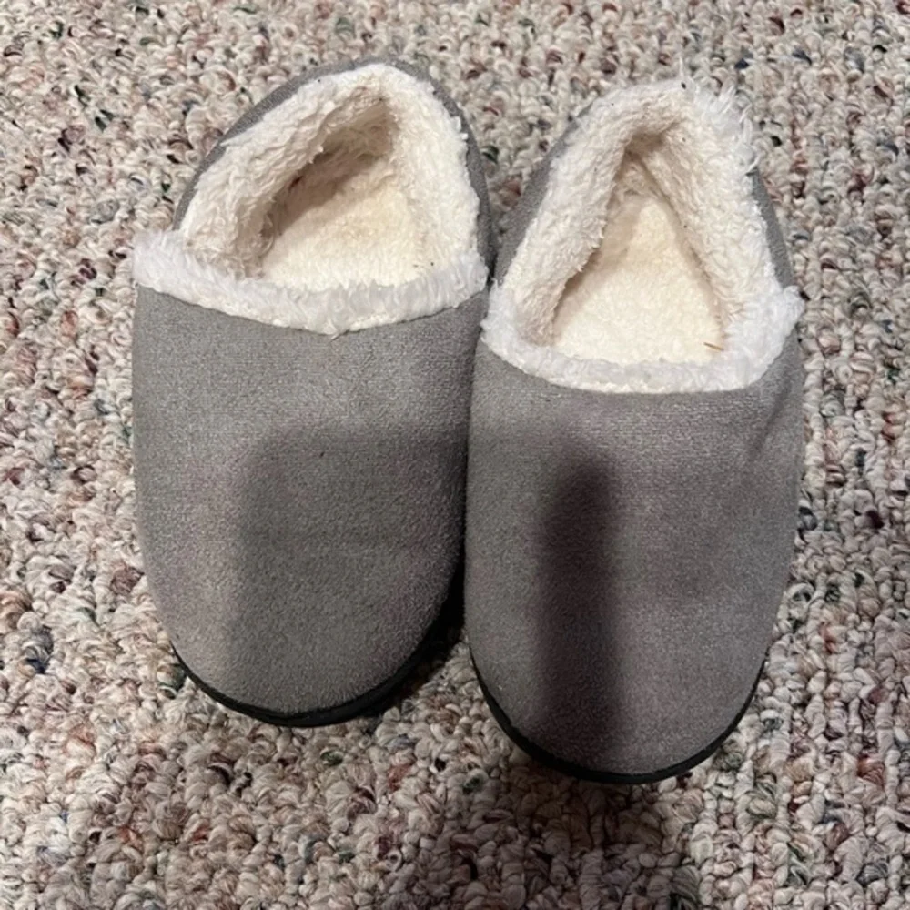 Target Toddler Gray slippers size 9/10‎